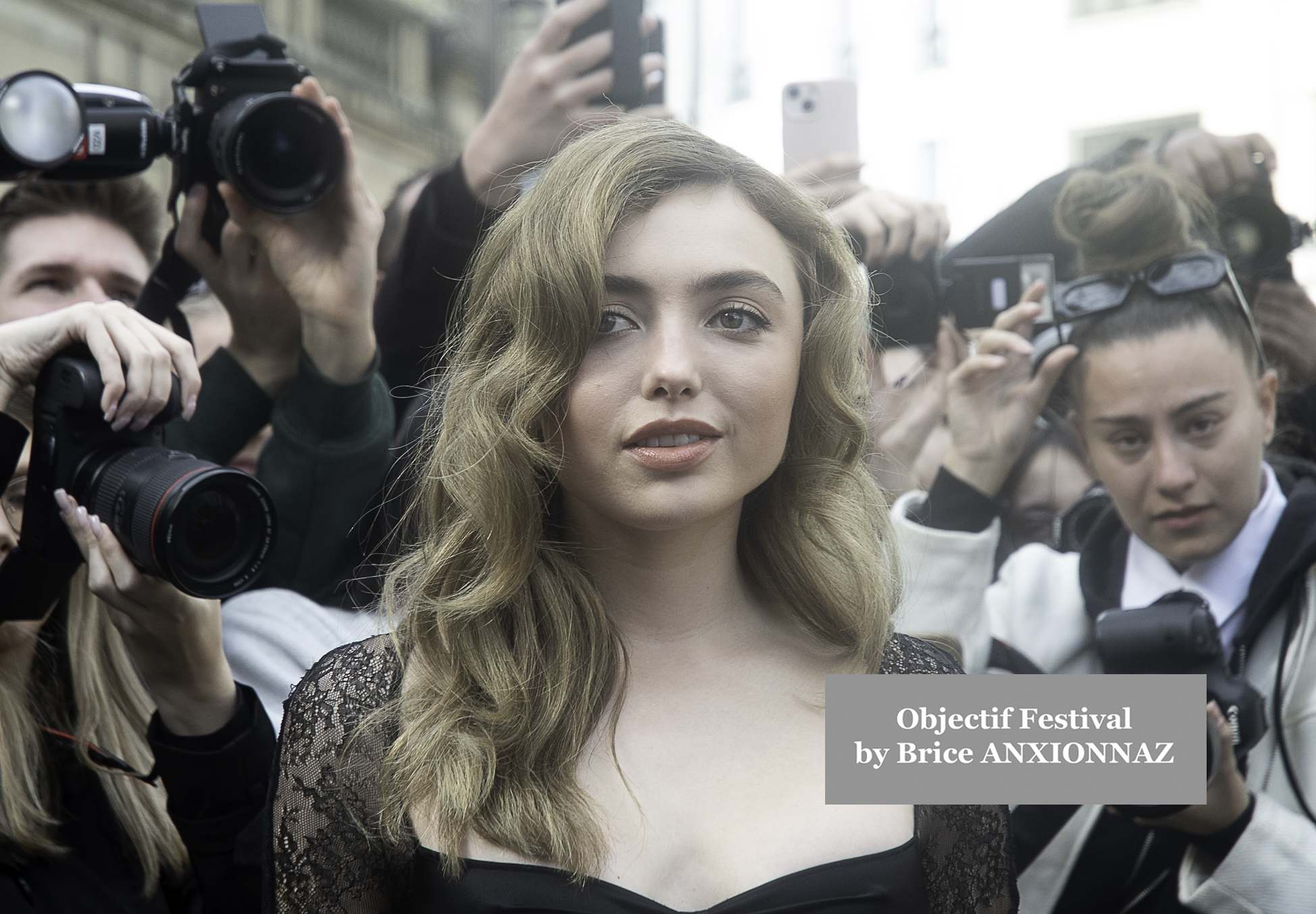 Photo streetstyle de Kim Cattrall - Streetstyle photos of guest arrivals at the Nina Ricci show lors du défilé Nina Ricci Spring 2025 à Streetstyle-photos-of-guest-arrivals-at-the-Nina-Ricci-show, Paris Fashion Week le 7 March 2025 par Brice ANXIONNAZ (Objectif Festival)